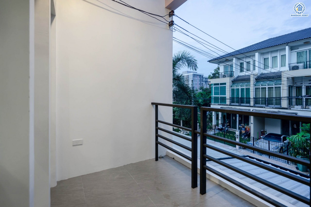 บ้านมือสองตกแต่งใหม่ ดีไซน์สวย ม.วิสต้าปาร์ค รัชดา-รามอินทรา เนื้อที่ 22.3 ตร.ว. ฟังก์ชัน 4 ห้องนอน 4 ห้องน้ำ จอดรถได้ 2 คัน รองรับทุกกิจกรรม บนทำเลเชื่อมต่อหลายเส้นทาง อาทิ ถนนประเสริฐมนูกิจ และถนนนวมินทร์ ใกล้รถไฟฟ้าสายสีชมพู "สถานีนพรัตน์" และจุดขึ้นทางด่วน "รามอินทรา"